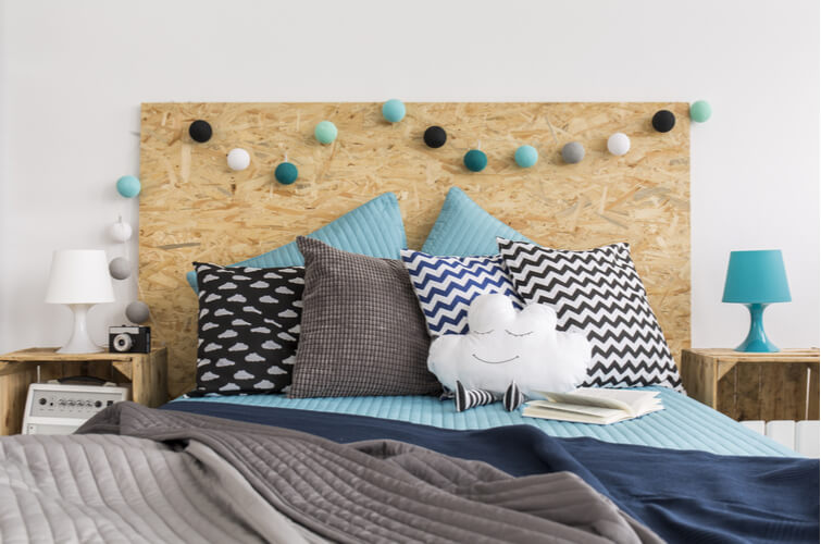 how to relax with blue and grey bedding on bed